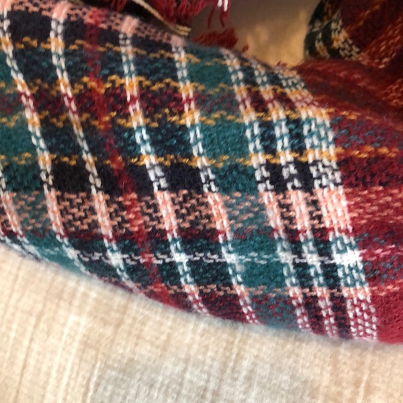 Large plaid Holiday scarf - Picture 2 of 4